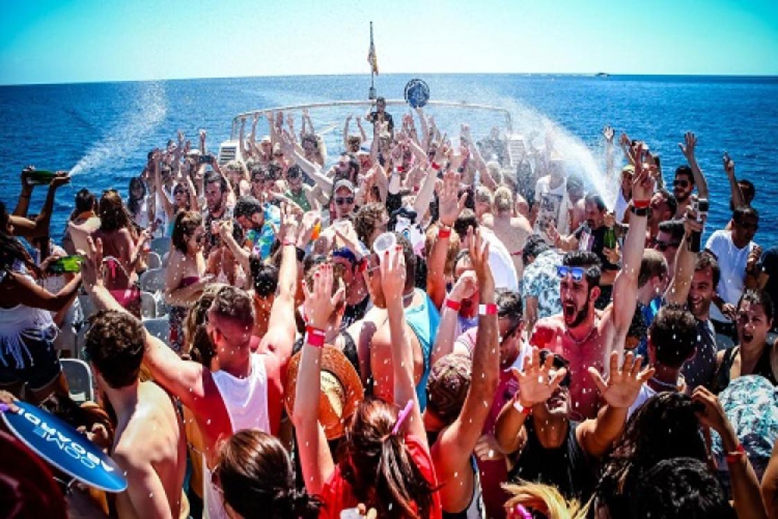 Original Barcelona Boat Party For Groups In Barcelona Infinity Weekends