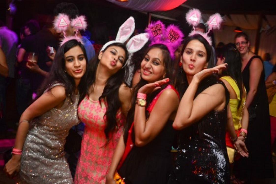 Ladies Sexy Surprise Show & Bubbles - 1