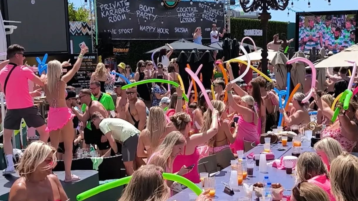 hen do group wearing pink