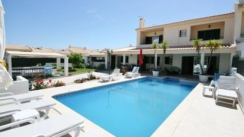 Albufeira villa with a private pool and shaded terrace